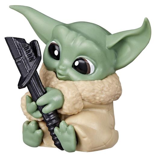 Star Wars - Baby Yoda pose descubrimiento del sable negro