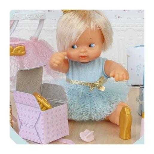 Famosa - Muñeca bebé y trona balancín para primer cumpleaños con accesorios y tarta