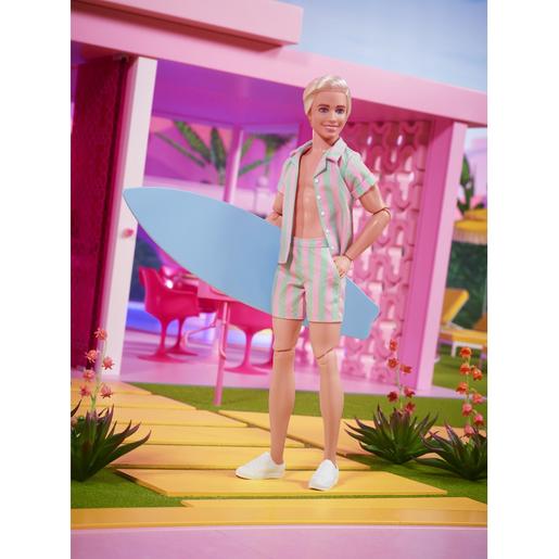 Barbie - Muñeco Ken Signature con chaleco a rayas y tabla de surf ㅤ